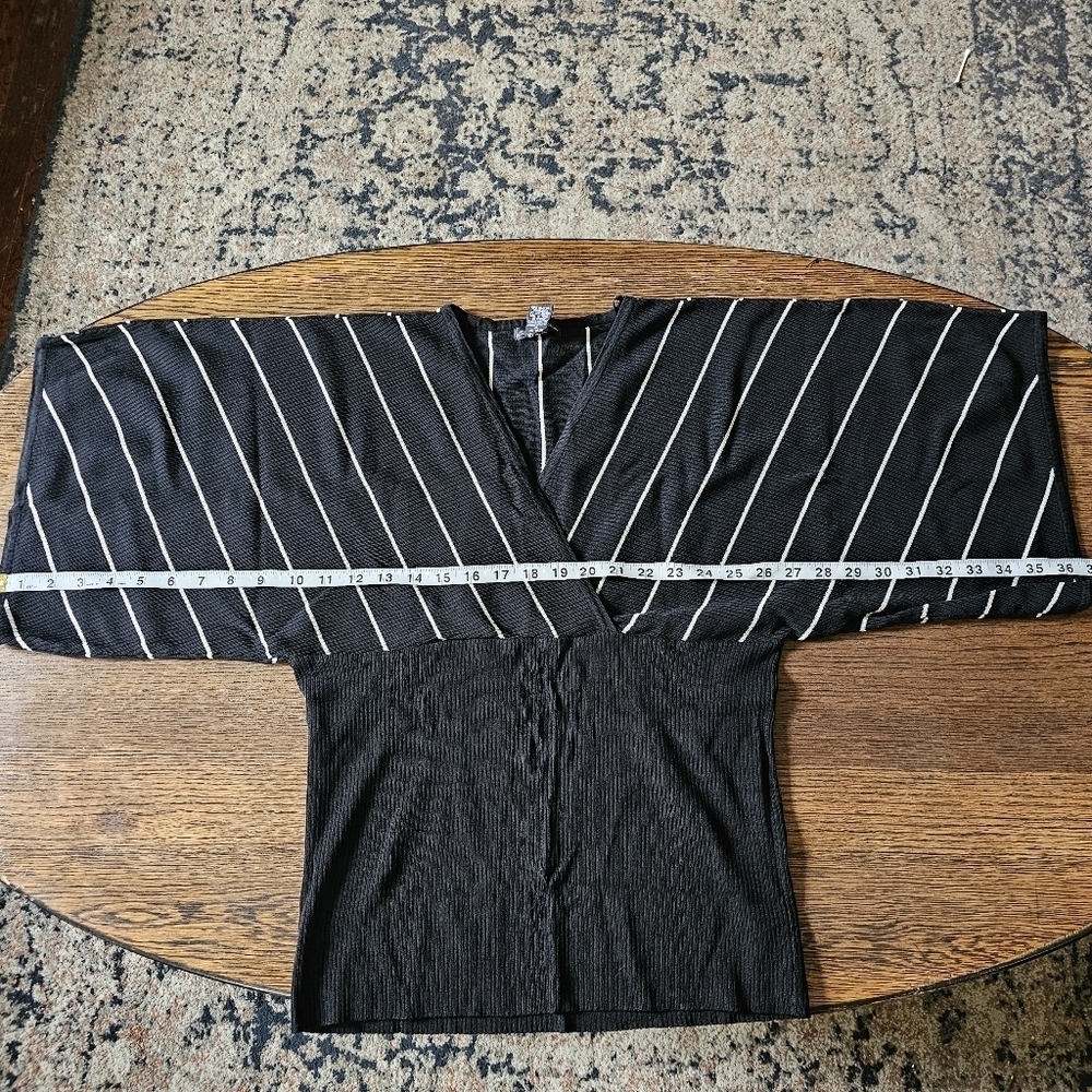 Linda Matthews Black and White Stripe Deep V-Neck Blouse Top Size Women's XL - Picture 8 of 8